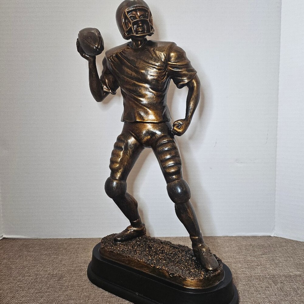 Pro Football Player Quarterback Statue Polystone 17"